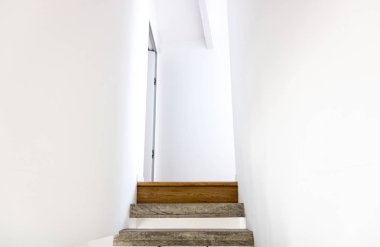 Minimal ve modern ev iç, beton blok merdiven ile