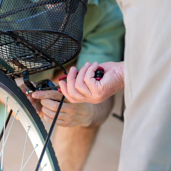 Reparación y reparación de bicicletas, tiro enfocado — Foto de Stock