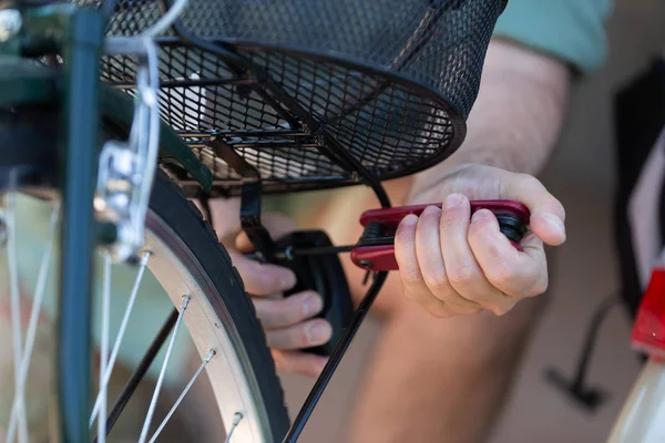 Reparación y reparación de bicicletas, tiro enfocado — Foto de Stock
