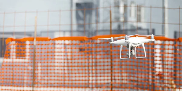 Drone moderno voando ao ar livre, foto RF, sem logotipos ou marcas comerciais — Fotografia de Stock