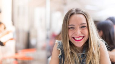 Açık havada mutlu bir genç kız, ön portrede fotoğrafının çıkarılmış bir kopyası var.