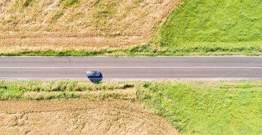 Kırsal yol, insansız hava aracı ile çekilmiş hava fotoğrafı.