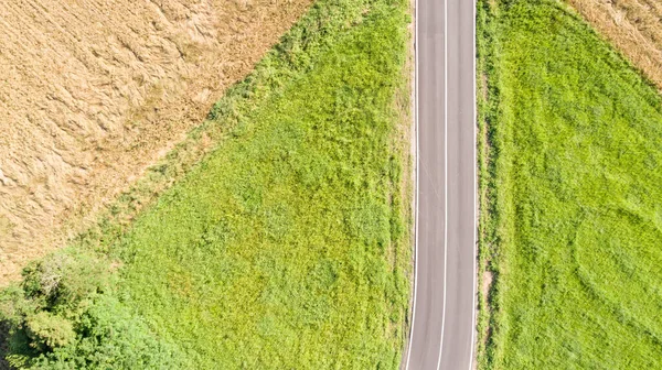 郊区公路 用无人驾驶飞机拍的航拍照片 — 图库照片