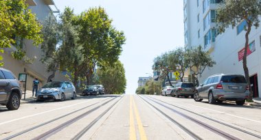 Tipik San Francisco şehir merkezi caddesi