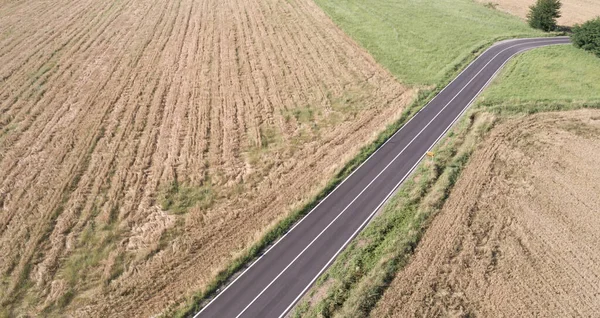 郊区公路 用无人驾驶飞机拍的航拍照片 — 图库照片