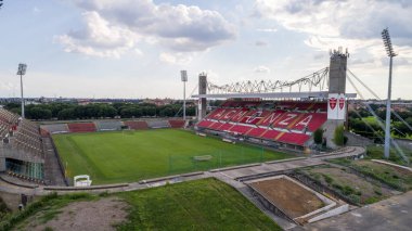 MONZA, İtalya - CIRCA AĞUSTOS 2020: Şehir futbol stadyumu, İHA ile çekilmiş bir fotoğraf