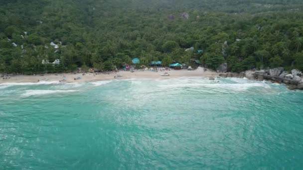 Wunderschöne Naturlandschaft mit Strand, Meer und Dschungel auf Thailand. Drohnenvideo. 4k. — Stockvideo