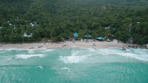 Belleza paisaje natural con playa, mar y selva en Tailandia. Vídeo de drones. 4k . — Vídeo de stock