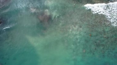 Güzellik doğa manzara plaj, deniz ve orman Tayland ile. Uçak video. 4k.