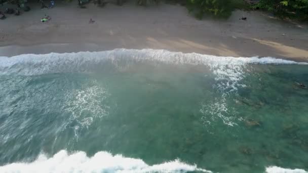 Kozmetikai jellegű táj strandtól, a tengertől és a dzsungel Thaiföld. Drone videó. 4k. — Stock videók