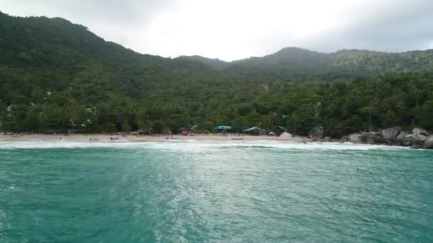 Wunderschöne Naturlandschaft mit Strand, Meer und Dschungel auf Thailand. Drohnenvideo. 4k. — Stockvideo