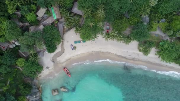 Beauté paysage naturel avec plage, mer et jungle sur la Thaïlande. Vidéo de drone. 4k . — Video