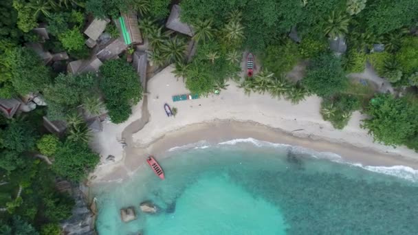 Belleza paisaje natural con playa, mar y selva en Tailandia. Vídeo de drones. 4k . — Vídeo de stock