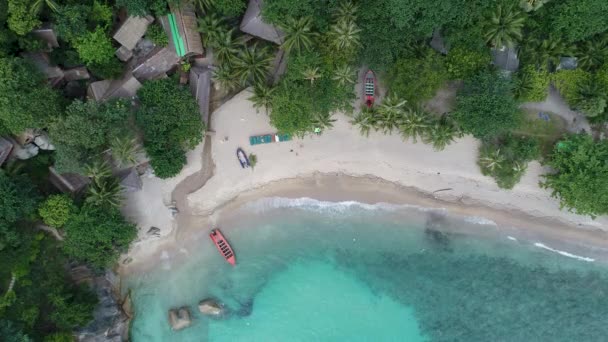 Skönhet natur landskap med stranden, havet och djungeln på Thailand. Drone video. 4k. — Stockvideo