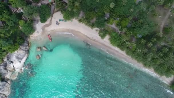 Beleza paisagem natureza com praia, mar e selva na Tailândia. Vídeo de drones. 4k . — Vídeo de Stock