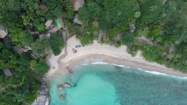 Beauté paysage naturel avec plage, mer et jungle sur la Thaïlande. Vidéo de drone. 4k . — Video