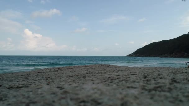 Красивый природный ландшафт с пляжем, морем и джунглями на Тайланде. Видео с дроном. 4k . — стоковое видео