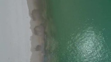 Güzellik doğa manzara plaj, deniz ve orman Tayland ile. Uçak video. 4k.