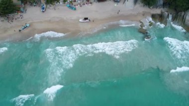 Güzellik doğa manzara plaj, deniz ve orman Tayland ile. Uçak video. 4k.