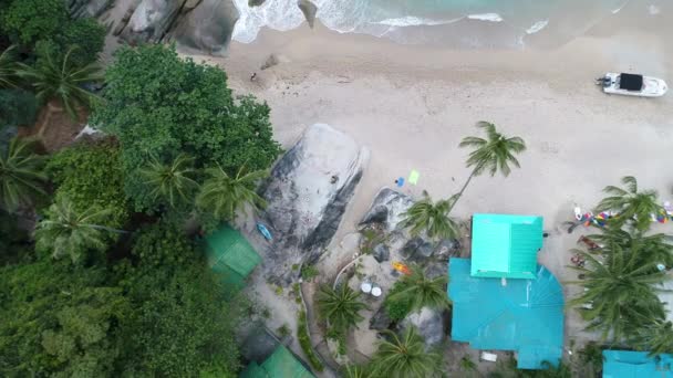 Краса природи краєвид з пляж, море і джунглі про Таїланді. Drone відео. 4 к. — стокове відео