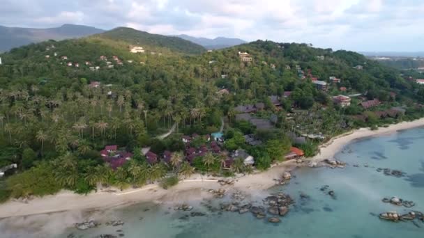 Schoonheid natuur landschap met strand, zee en jungle op Thailand. Drone video. 4k. — Stockvideo