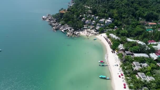 Wunderschöne Naturlandschaft mit Strand, Meer und Dschungel auf Thailand. Drohnenvideo. 4k. — Stockvideo