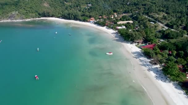 Wunderschöne Naturlandschaft mit Strand, Meer und Dschungel auf Thailand. Drohnenvideo. 4k. — Stockvideo