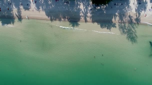 Skönhet natur landskap med stranden, havet och djungeln på Thailand. Drone video. 4k. — Stockvideo