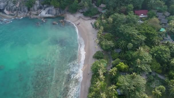 Schoonheid natuur landschap met strand, zee en jungle op Thailand. Drone video. 4k. — Stockvideo