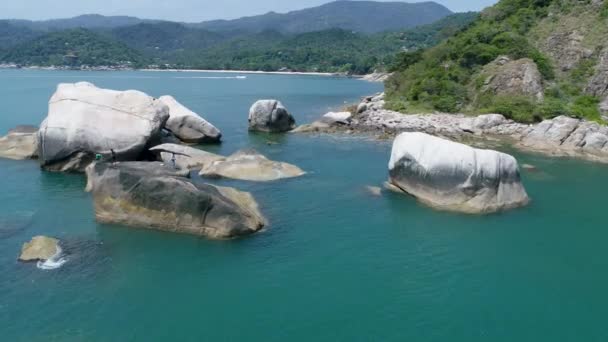 Belleza paisaje natural con playa, mar y selva en Tailandia. Vídeo de drones. 4k . — Vídeo de stock