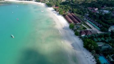 Güzellik doğa manzara plaj, deniz ve orman Tayland ile. Uçak video. 4k.