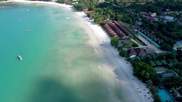 Krása přírody krajina s pláží, moře a džungle na Thajsko. Hukot video. 4k. — Stock video