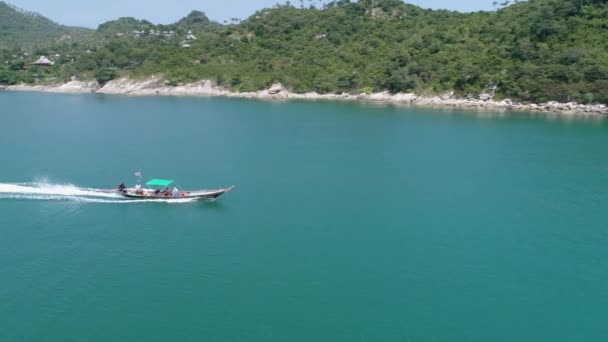 Motorbåt seglar i havet. Skönhet natur landskap. Thailand. Drone video. 4k — Stockvideo