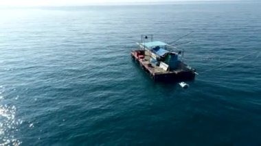 Motorlu tekne denize yelken. Güzellik doğa manzara. Tayland. Uçak video. 4k