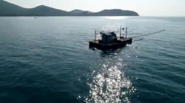 Motorlu tekne denize yelken. Güzellik doğa manzara. Tayland. Uçak video. 4k