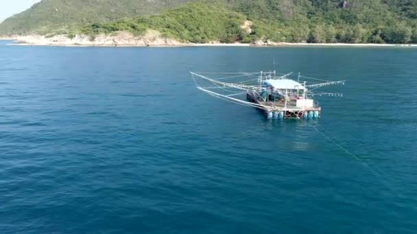 Motoros hajó vitorlák, a tengeren. Kozmetikai jellegű táj. Thaiföld. Drone videó. 4k — Stock videók