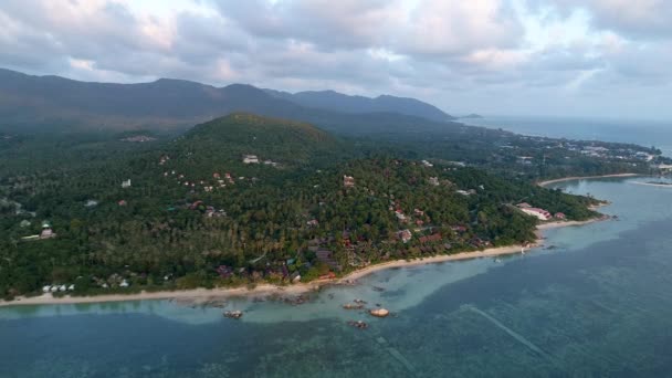 Piękna Natura Krajobraz z plaży, morza i dżungli na Tajlandii. Drone wideo. 4k. — Wideo stockowe