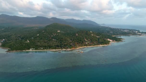 Belleza paisaje natural con playa, mar y selva en Tailandia. Vídeo de drones. 4k . — Vídeos de Stock