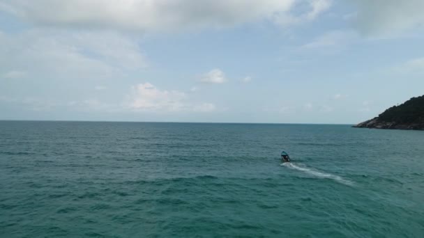 La barca a motore naviga in mare. Bellezza paesaggio naturale. Thailandia. Video di droni. 4k — Video Stock