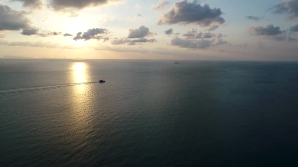 El barco a motor navega en el mar. Belleza naturaleza paisaje. Tailandia. Vídeo de drones. 4k — Vídeo de stock