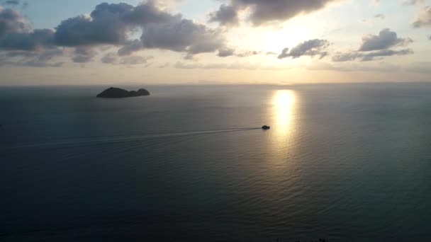 El barco a motor navega en el mar. Belleza naturaleza paisaje. Tailandia. Vídeo de drones. 4k — Vídeo de stock