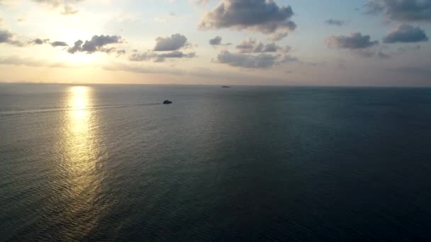 Μηχανοκίνητο σκάφος που πλέει στη θάλασσα. Ομορφιάς τοπίο της φύσης. Ταϊλάνδη. Drone βίντεο. 4k — Αρχείο Βίντεο