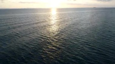 Motorlu tekne denize yelken. Güzellik doğa manzara. Tayland. Uçak video. 4k