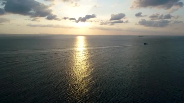 El barco a motor navega en el mar. Belleza naturaleza paisaje. Tailandia. Vídeo de drones. 4k — Vídeo de stock