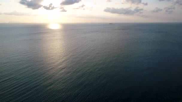 Skönhet natur landskap med stranden, havet och djungeln på Thailand. Drone video. 4k. — Stockvideo