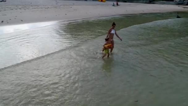 Mãe com bebê estão nadando em um mar azul puro . — Vídeo de Stock