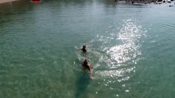 Madre con bambino stanno nuotando in un mare blu puro . — Video Stock