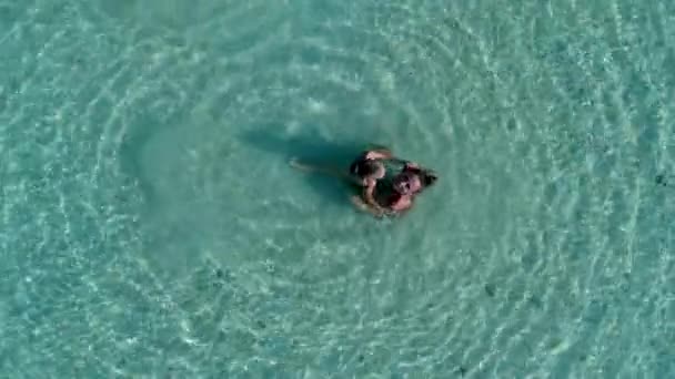 Mère avec bébé nagent dans une mer bleue pure . — Video