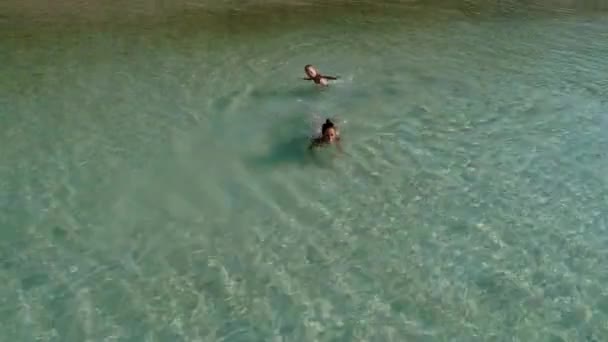 Mãe com bebê estão nadando em um mar azul puro . — Vídeo de Stock