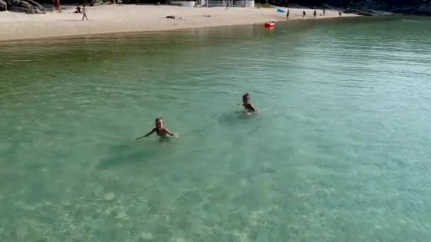 Мати з дитиною плаває в чистому блакитному морі . — стокове відео
